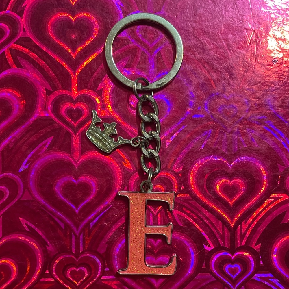 “E” initial keychain 👑 - Picture 3 of 6